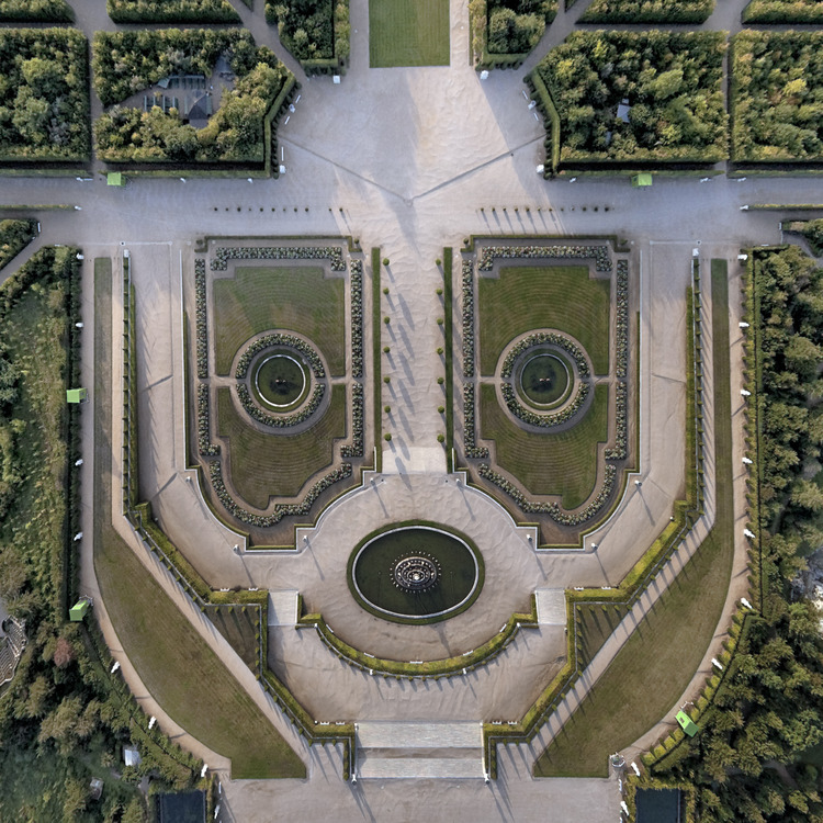 Dans le Grand Parc de Versailles conçu et aménagé par André Le Nôtre règnent toujours l'ordre et la symétrie caractéristiques du 