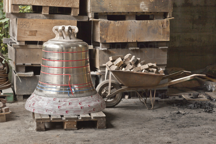 Villedieu les Poëles, Fonderie Cornille Havard, France. 9 novembre 2012. La cloche Jean-Marie (La dièse, 780 kg) en attente de finition pour ses décors.