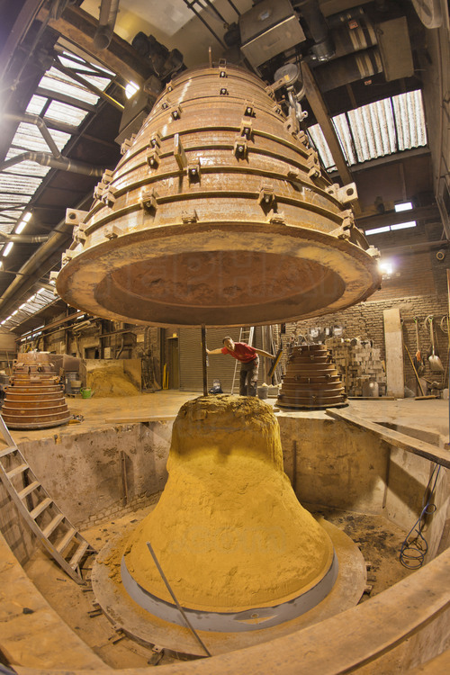 Asten, Pays Bas. Fonderie Royal Eijsbouts, 31 août 2012. Wim Hurkmans, responsable de l’Atelier de fonderie, extrait le moule de Marie (Sol dièse), un petit bourdon de 6,2 tonnes.