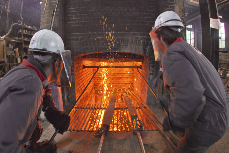 Villedieu les Poëles, fonderie Cornille Havard, France. 3 août 2012, jour de coulée de cloches. Dès 5 heures du matin, le four est allumé, puis alimenté en bois et en charbon. Vers 11 heures, les blocs de bronze et d'étain sont introduit à l'intérieur. Vers midi, le métal en fusion est à température (environ 1100 °C) et est prêt à être coulé dans le moule de la cloche, installé dans la fosse Diderot.
