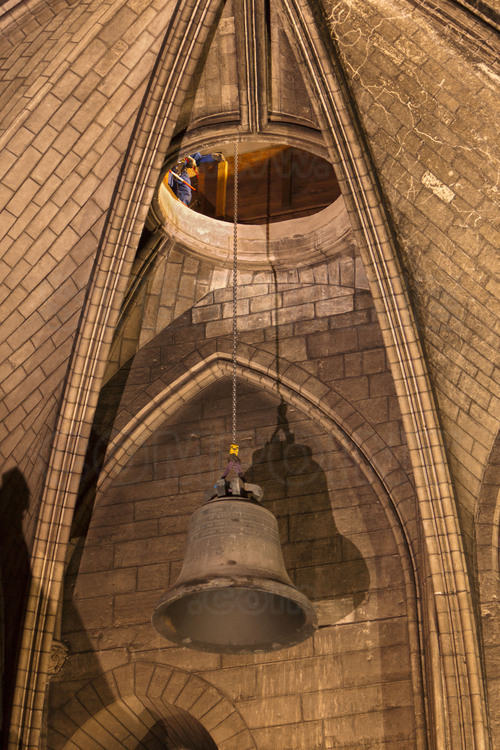 Notre Dame de Paris, 17 février 2012. Les quatre anciennes cloches, accrochées à 45 mètres de hauteur dans la tour Nord, sont déposées l'une après l'autre. Une fois décrochées, elles sont descendue jusqu'au sol avec précaution, à travers une succession de loculis construits à cet effet dès le moyen-âge. Débutée à 16 heures, l'opération se termine à 21 heures.