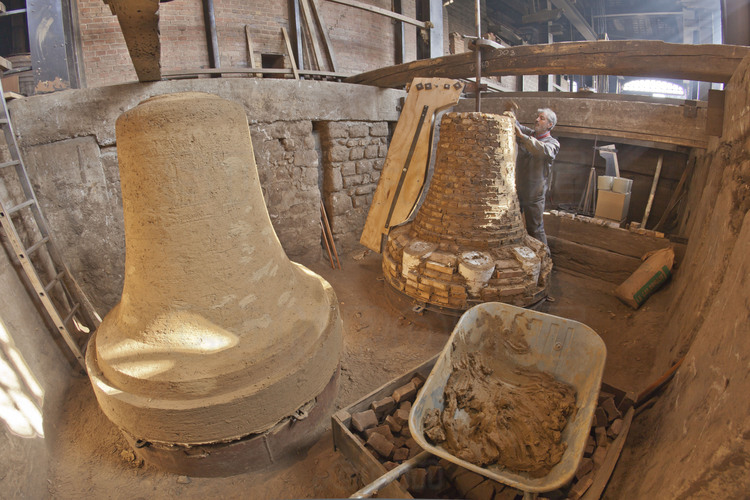 Villedieu les Poëles, fonderie Cornille Havard, France. 20 mars 2012. La technique de fonderie des cloches n'a pas bougé depuis... l’Égypte antique. C'est dans cette fosse, nommée 