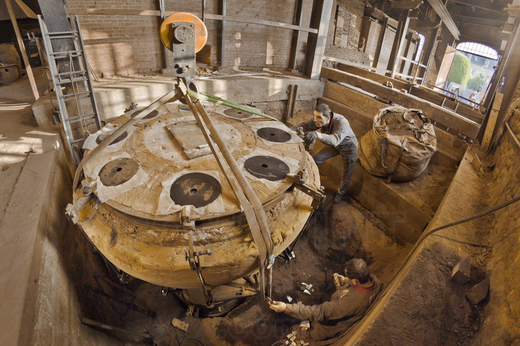 Villedieu les Poëles, fonderie Cornille Havard, France. 9 novembre 2012. Le moule de Gabriel (note La dièse, 4160 kg) est installé dans la fosse Diderot, où le métal sera coulé quelques jours plus tard.