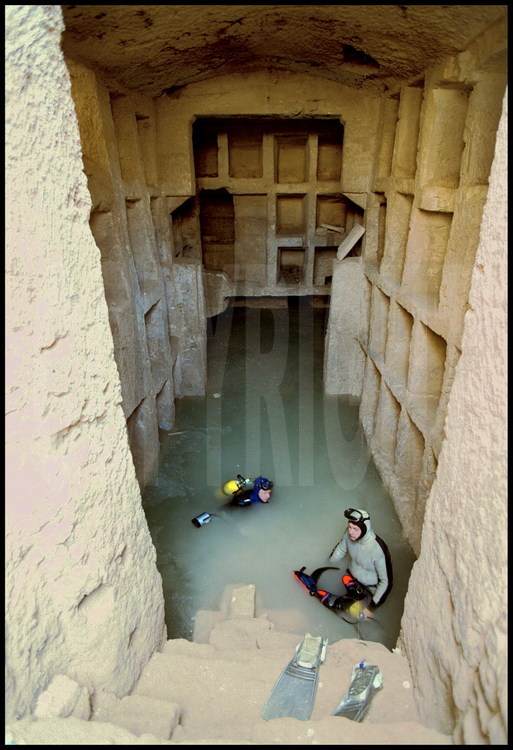 Salle funéraire VII. Les plongeurs-archéologues de l'équipe de Jean-Yves Empereur, habituellement affectés aux fouilles sous-marine sur le site du phare d'Alexandrie, sont à la recherche de salles et de vestiges engloutis sous la nappe phréatique, qui est montée de quatre mètres depuis l'antiquité.