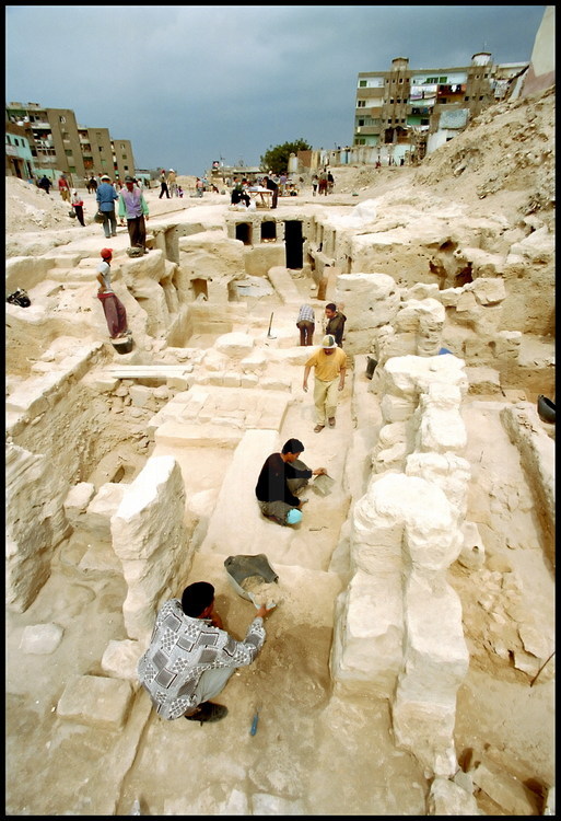 During the construction of the overpass, the building engines discovered, by chance, the tombs of ancient Necropolis whose first levels were buried only several centimeters under the ground’s present-day level.