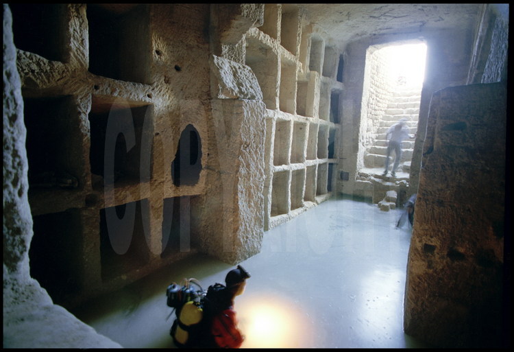 Salle funéraire VII. Les plongeurs-archéologues de l'équipe de Jean-Yves Empereur, habituellement affectés aux fouilles sous-marine sur le site du phare d'Alexandrie, sont à la recherche de salles et de vestiges engloutis sous la nappe phréatique, qui est montée de quatre mètres depuis l'antiquité.