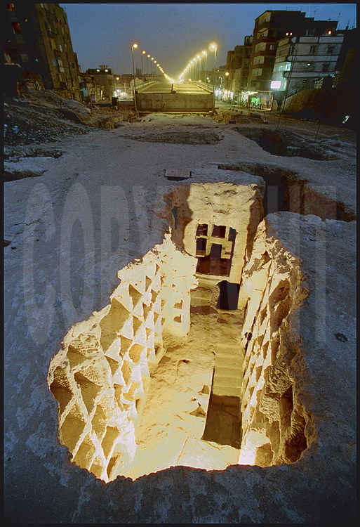 A seulement quelques dizaines de mètres des immeubles du quartier de Gabbari, vue crépusculaire de la tombe I. Avec ses 230 loculi -ces sortes de niches creusées dans les parois dans lesquelles on déposait les défunts-, cette salle funéraire demeure la plus spectaculaire découverte jusqu'alors dans la nécropole.