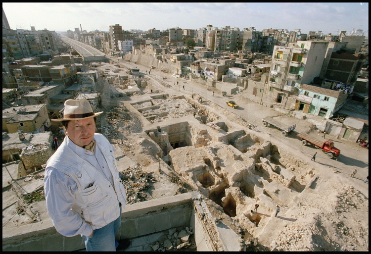 General view of the Necropolis digging site, in the midst of the Gabbari quarters.  The site is two hundred meters long.  On the right, Jean-Yves Empereur, director of the archeological project.