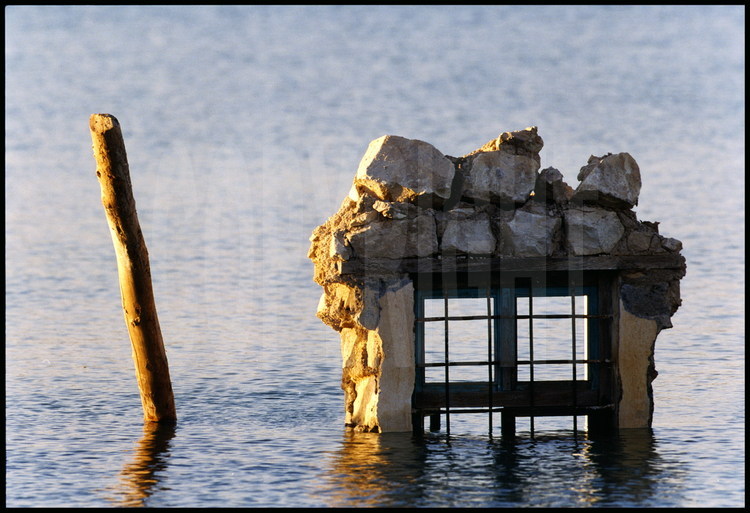Situé à 500 mètres de la villa romaine, le village de Belkis (1000 habitants) a été englouti sous les eaux du barrage de Birecik le 20 juin 2000.