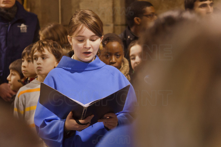 2 février 2013 : baptême des cloches dans la cathédrale Notre Dame. Ici, chant religieux autour du gros bourdon Marie.