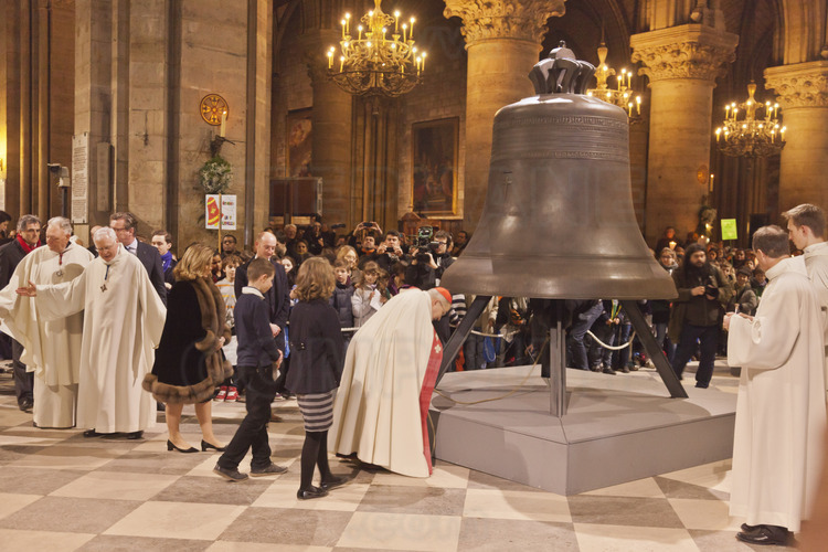 2 février 2013 : baptême des cloches dans la cathédrale Notre Dame. Le cardinal André Vingt Trois (mitre), archevêque de Paris, préside à la cérémonie de baptême du petit bourdon Marie.