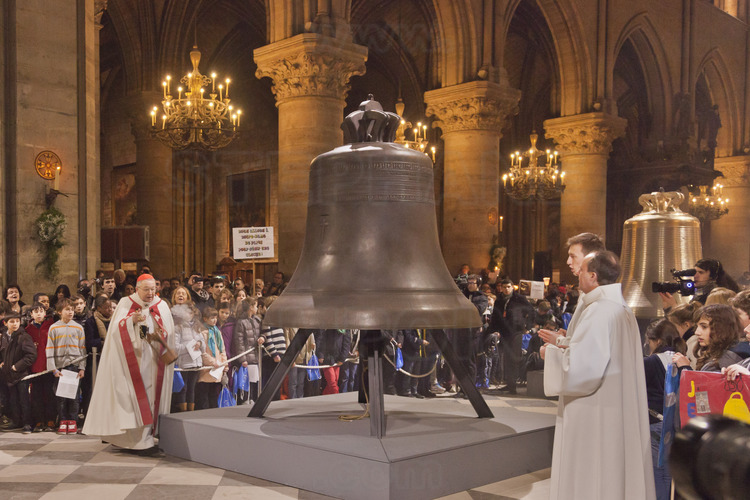 2 février 2013 : baptême des cloches dans la cathédrale Notre Dame. Le cardinal André Vingt Trois (mitre), archevêque de Paris, préside à la cérémonie de baptême du petit bourdon Marie.