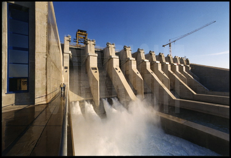 Le barrage de Birecik. Le consortium international impliqué dans la construction comprend les entreprises Philip Holzmann (Allemagne), Gama Industries (Allemagne), Verbuntplan (Belgique), Strabag (Autriche), Alstom (France, R.U.), Cegelec (France), Coyne et Belier (France).