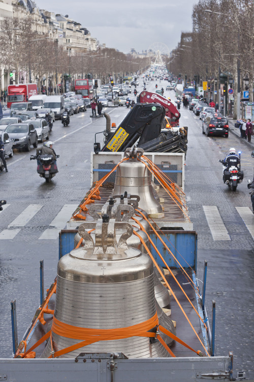 31 janvier 2013 : arrivée des cloches à Paris. Ici sur l'avenue des Champs Elysées.
