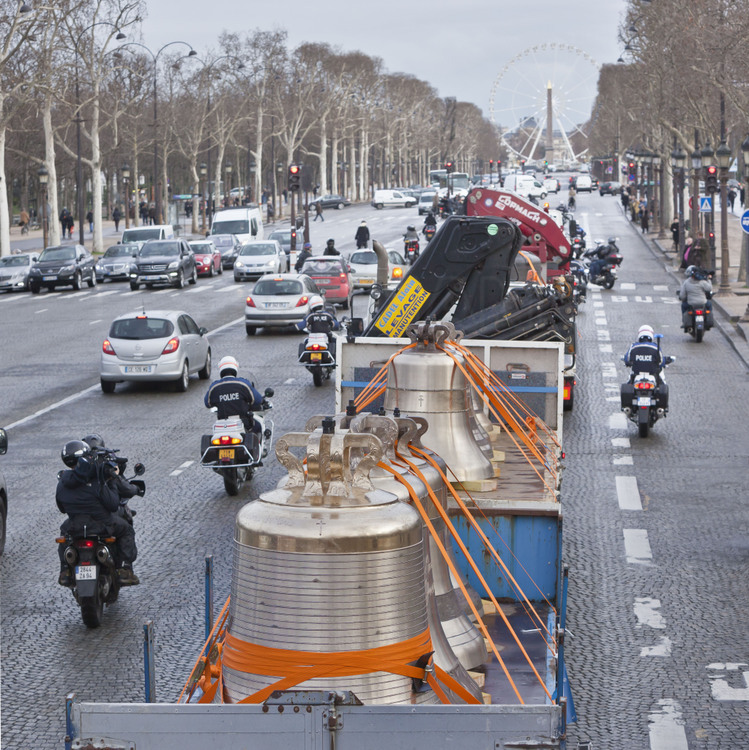 31 janvier 2013 : arrivée des cloches à Paris. Ici sur l'avenue des Champs Elysées.