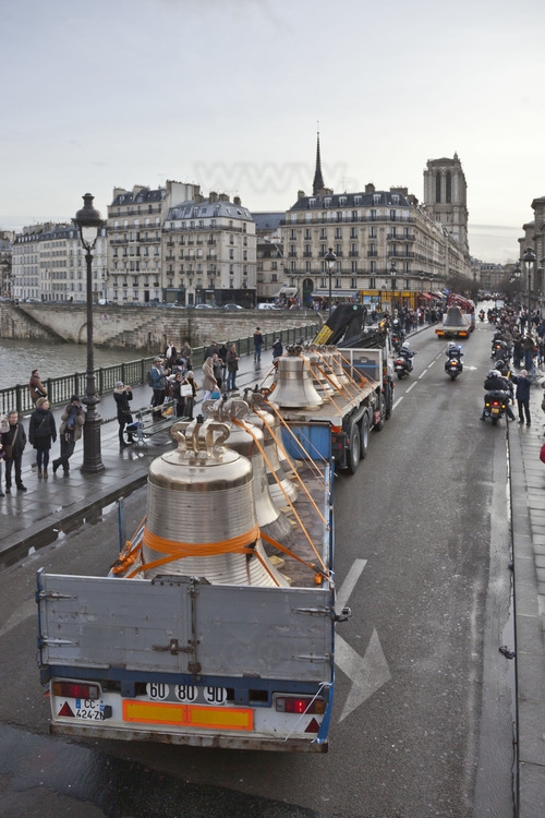 31 janvier 2013 : arrivée des cloches à Paris. Ici sur le pont d'Arcole. En arrière plan, Notre Dame.