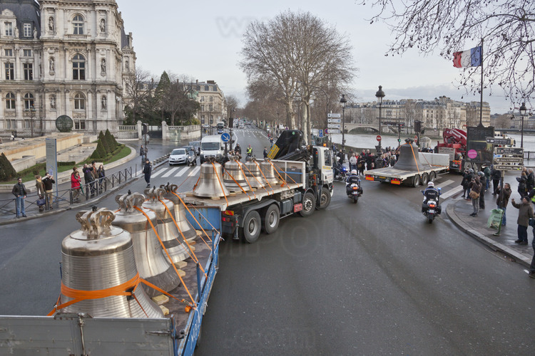 January 31, 2013: Arrival of bells in Paris. Here in front of City Hall towards the bridge of Arcola.