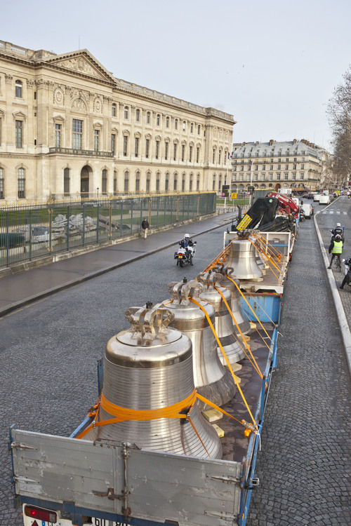 31 janvier 2013 : arrivée des cloches à Paris. Ici sur les quais du Louvre.