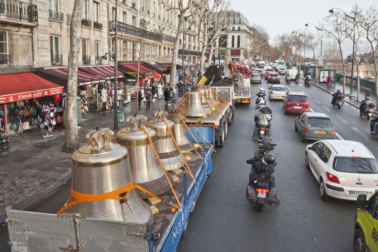 31 janvier 2013 : arrivée des cloches à Paris. Ici sur les quais de la Mégisserie.