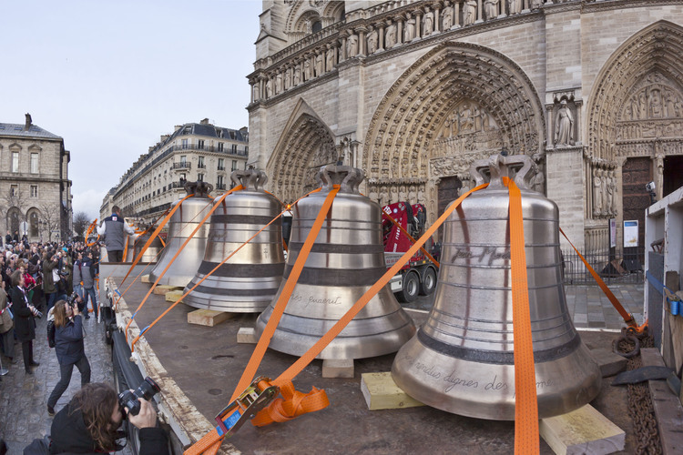 31 janvier 2013 : arrivée des cloches à Paris. Les neufs cloches sur le parvis de Notre Dame.