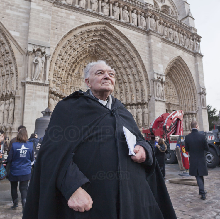 31 janvier 2013 : arrivée des cloches à Paris. Monseigneur Patrick Jacquin, recteur-archiprêtre de Notre Dame.