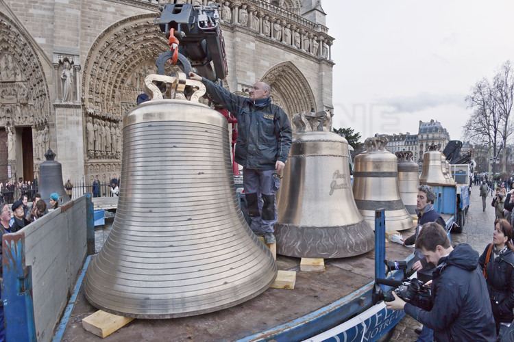 31 janvier 2013 : arrivée des cloches à Paris. Les neufs cloches sur la parvis de Notre Dame.