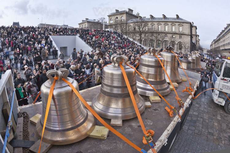 31 janvier 2013 : arrivée des cloches à Paris. Les neufs cloches sur la parvis de Notre Dame.