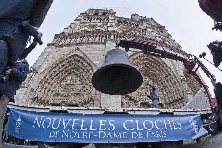 31 janvier 2013 : arrivée des cloches à Paris. Élévation du petit bourdon Marie devant la façade de Notre Dame.