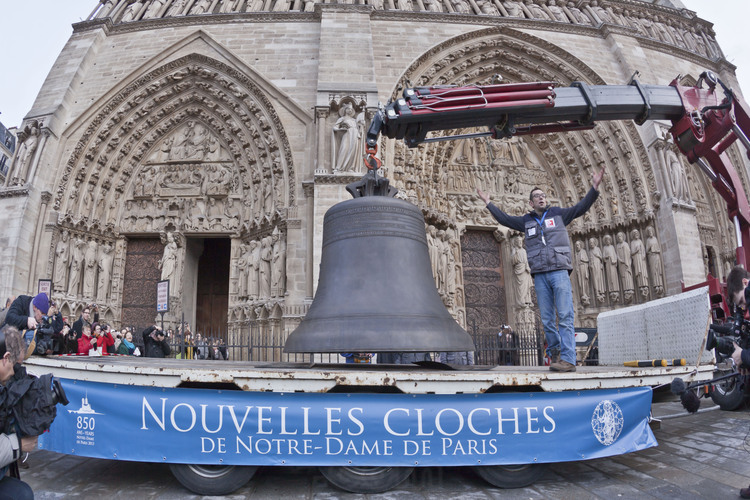 January 31, 2013: Arrival of bells in Paris. Elevation of the big bell Marie, front of facade of Notre Dame.