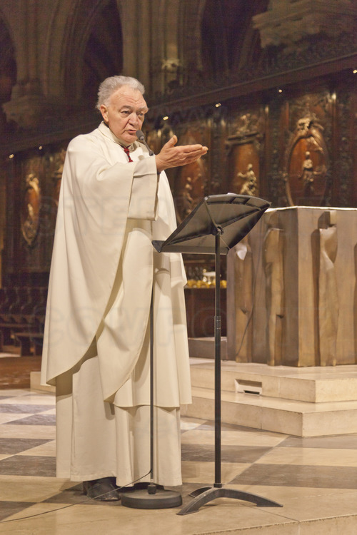 2 février 2013 : baptême des cloches dans la cathédrale. Monseigneur Patrick Jacquin, recteur-archiprêtre de Notre Dame.