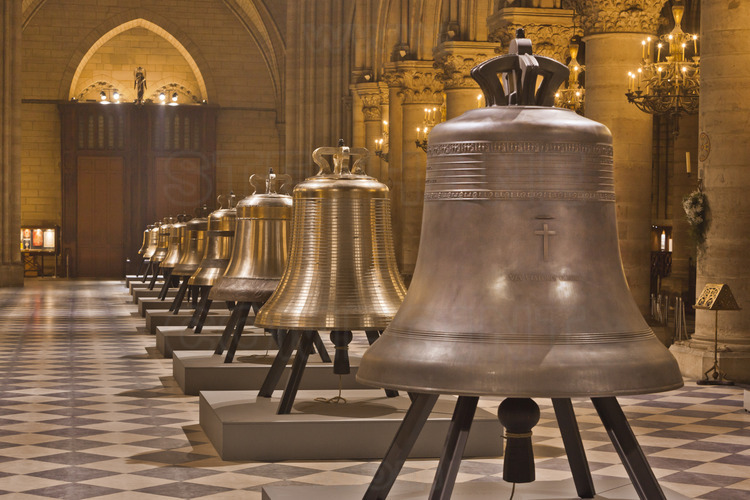 2 février 2013 : baptême des cloches dans la cathédrale Notre Dame. Ici, les neufs cloches alignées dans la nef, au petit matin.