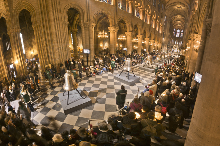 2 février 2013 : baptême des cloches dans la cathédrale Notre Dame. Ici, les neufs cloches alignées dans la nef, durant les cérémonies du matin.