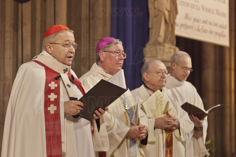 2 février 2013 : baptême des cloches dans la cathédrale. Monseigneur le cardinal André Vingt Trois, archevêque de paris (à gauche).