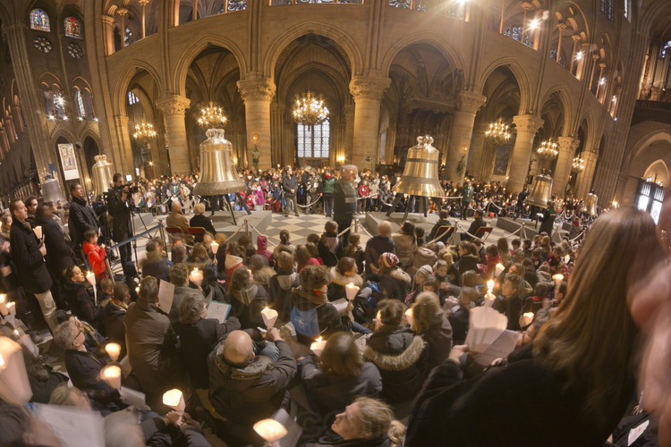 2 février 2013 : baptême des cloches dans la cathédrale Notre Dame. Ici, les neufs cloches alignées dans la nef, durant les cérémonies du matin.