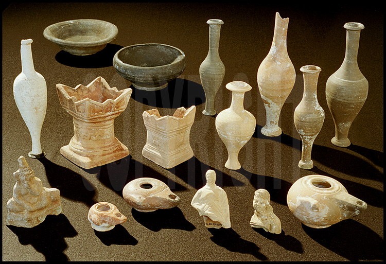 Fioles à onguents, vases, lampes à huile, statuettes, bols : ces objets, découverts en nombre dans les tombes de Necropolis, étaient autant d'offrandes permettant aux défunts de s'éclairer, de se parfumer, de faire brûler l'encens, ou d'être accompagné dans leur dernière demeure.