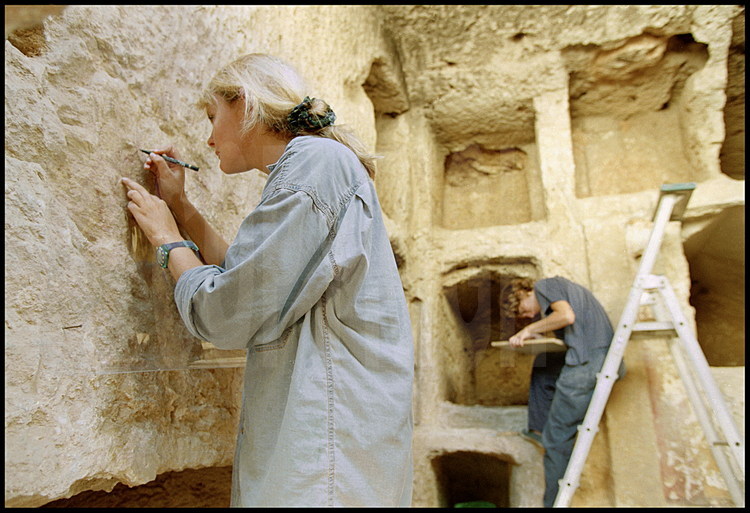 Les archéologues Mary-Jeanne Schumacher et Dorothée Kapamadjian effectuent des travaux de restauration, des relevés et des dessins sur les parois de la tombe funéraire I.