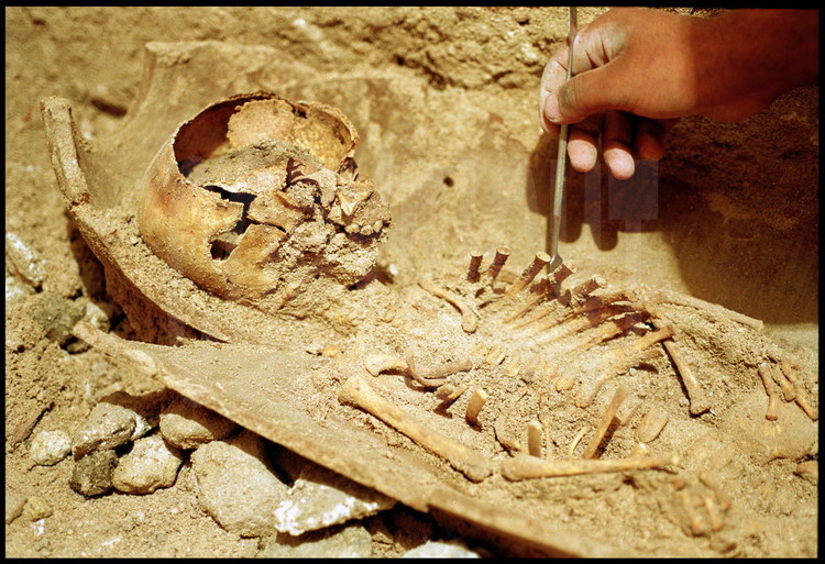 Hélène Silhouette, in charge of the digs, removes a child’s skeleton from tomb II, inhumed in a Gaza amphora from the Ptolemaic era (332-30 BC).  On the left, Jean-Yves Empereur.