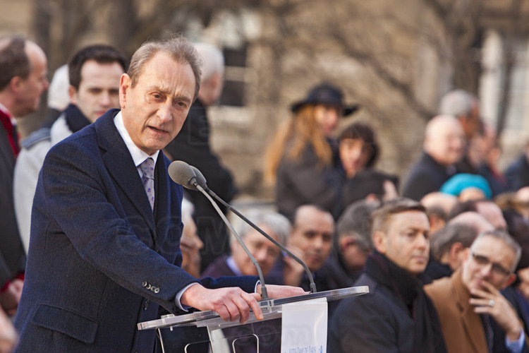 Inauguration de la première sonnerie des nouvelles cloches devant le public parisien. Discours de Bertrand Delanoë, maire de Paris.