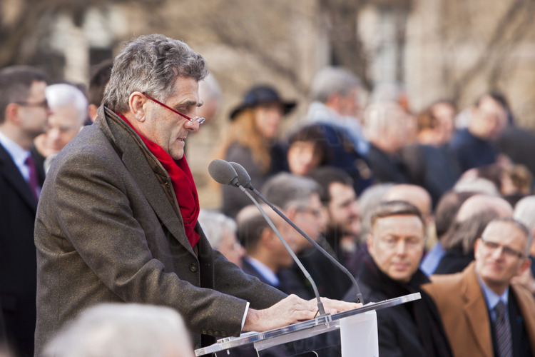 Inauguration de la première sonnerie des nouvelles cloches devant le public parisien.
