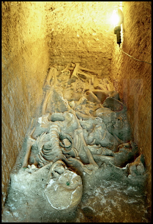 Squelette retrouvé dans un des loculi de la salle funéraire I. A ses pieds, l'amphore où étaient entreposés objets, bijoux et parfums lors des funérailles. Depuis la fondation de la ville en 332 avant J.C., plusieurs centaines de milliers d'alexandrins ont été inhumés dans cette nécropole. Une mine d'information pour les archéologues, qui étudient minutieusement les squelettes découverts