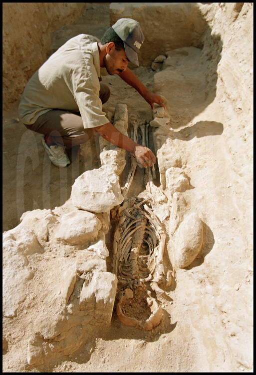 Depuis la fondation de la ville en 332 avant J.C., plusieurs centaines de milliers d'alexandrins ont été inhumés dans cette nécropole. Une mine d'information pour les archéologues, qui étudient minutieusement les squelettes découverts. Au dessus de la tombe IV, l'archéologue Soliman dégage un squelette de l'époque Ptolémaïque (332-30 avant J.C.).
