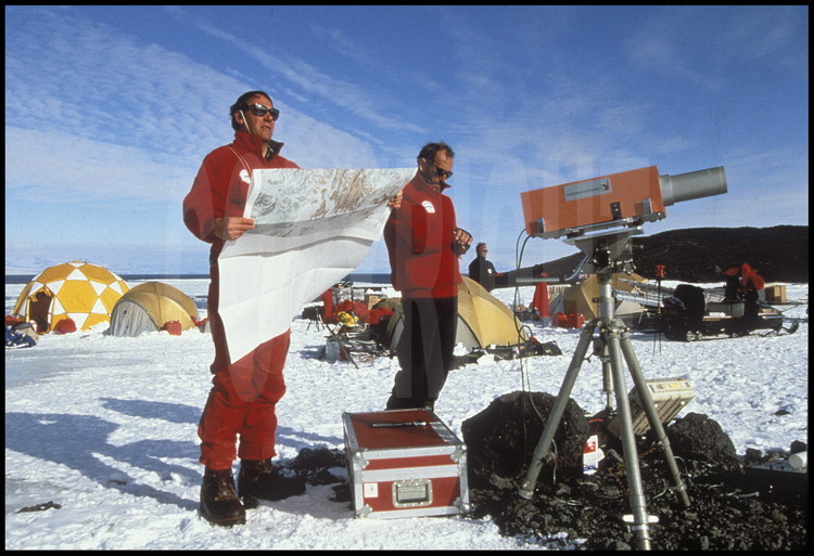 Dès l'installation du premier camp, les volcanologues René-Xavier Faivre-Pierret (à g.) et François Le Guern (à d.) déterminent à distance la quantité de soufre rejetée par l'Erebus dans l'atmosphère, grâce à cette lunette spéciale, nommée Cospec. Une émanation de 50 à 60 tonnes de souffre par jour.