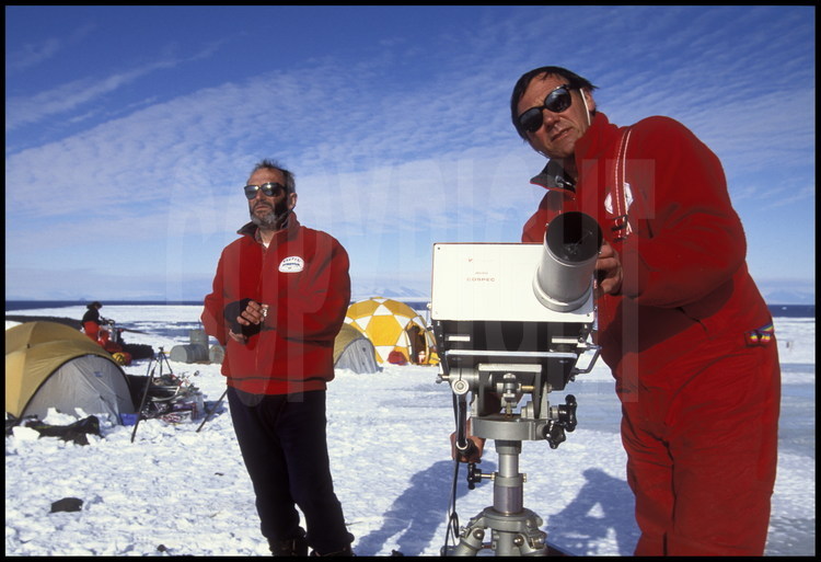 Dès l'installation du premier camp, les volcanologues  François Le Guern (à g.) et René-Xavier Faivre-Pierret (à d.) déterminent à distance la quantité de soufre rejetée par l'Erebus dans l'atmosphère, grâce à cette lunette spéciale, nommée Cospec. Une émanation de 50 à 60 tonnes de souffre par jour.