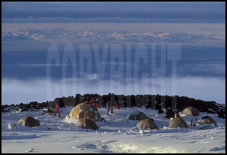 Le camp n° 3, à 2200 mètres d'altitude. Un balcon sur le détroit de Mac Murdo et, au fond, la chaîne Transantarctique.