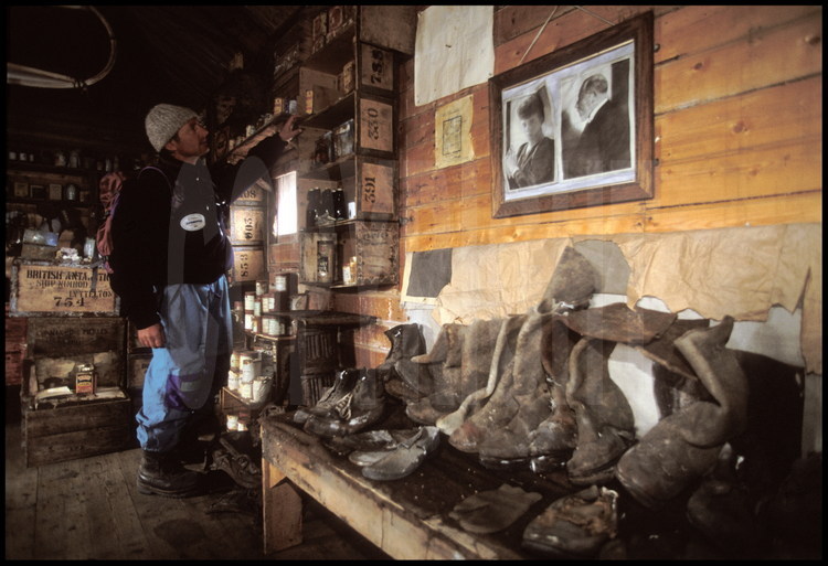 Depuis cette cabane, sur le rivage de Backdoor Bay, Shackleton a lancé trois expéditions majeures : la première ascension de l'Erebus, la découverte du pôle magnétique et l'ouverture de la route vers le pôle sud géographique.  87 ans après, le gel permanent a permis de conserver les murs, le matériel et les vivres comme si l'endroit avait été abandonné la veille. A g., Jean-Louis Étienne.