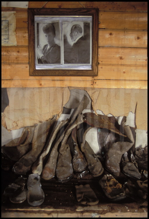 Depuis cette cabane, sur le rivage de Backdoor Bay, Shackleton a lancé trois expéditions majeures : la première ascension de l'Erebus, la découverte du pôle magnétique et l'ouverture de la route vers le pôle sud géographique.  87 ans après, le gel permanent a permis de conserver les murs, le matériel et les vivres comme si l'endroit avait été abandonné la veille.