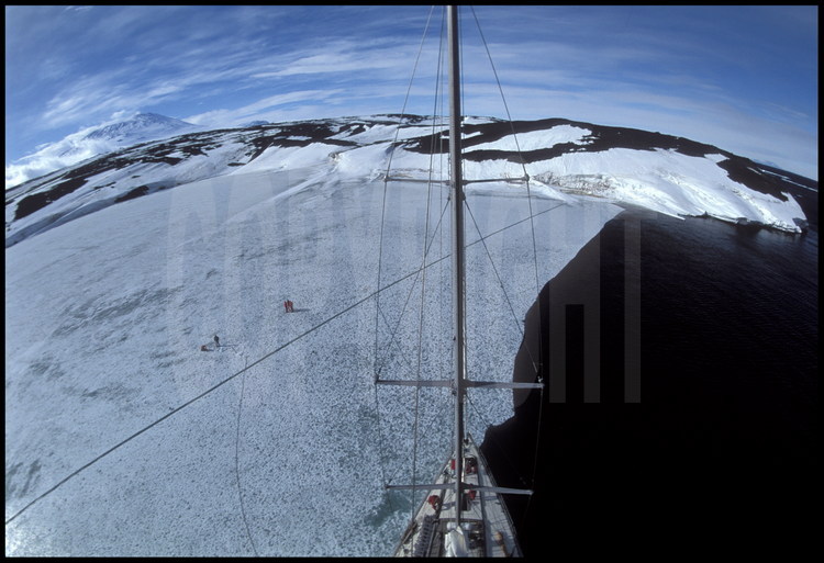 Une plaque de banquise encore accrochée à la côte semble suffisamment solide pour pouvoir y débarquer. Mais il faut faire vite car elle peut se casser et partir à la dérive à tout moment. L'équipe s'active pour débarquer les deux tonnes de matériel qui seront acheminés jusqu'au cratère. Heureuse coïncidence, c'est ici même, à Backdoor Bay, qu'a débarqué Shackleton en 1907.