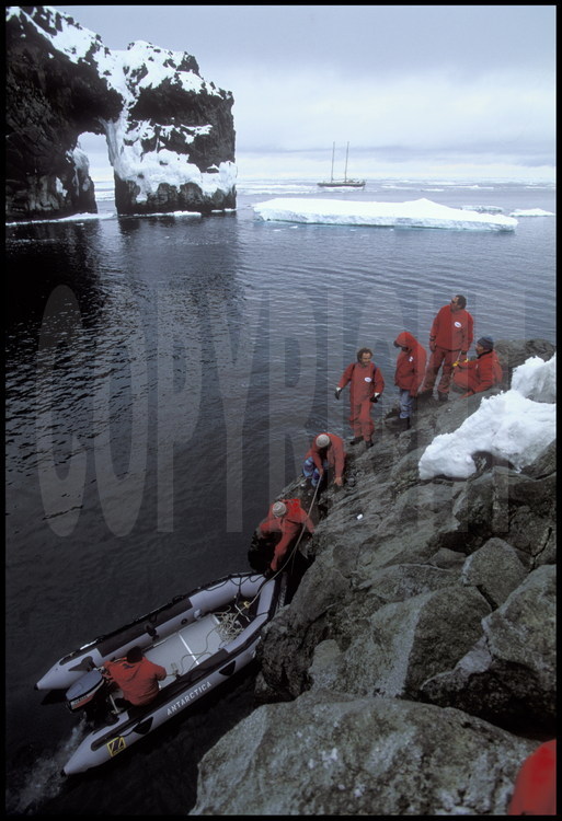 L'expédition fait halte quelques heures sur l'île Scott, petit roc noir d'origine volcanique planté au milieu de l'océan. Avant les instruments de navigation par satellite, c'était le repère des navires qui entraient en mer de Ross.