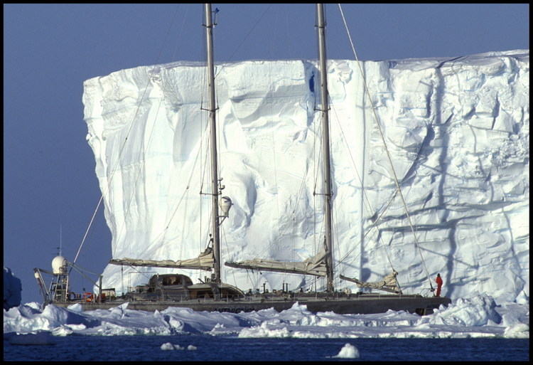 Le voilier Antarctica frôle la falaise de glace de la barrière de Ross -d'une surface comparable à celle de la France-, est un front abrupt et immaculé qui se dresse parfois jusqu'à 50 mètres dessus des flots. Ces couches de glace qui affleurent au niveau niveau de la mer conservent les traces du climat qui régnait sur l'Antarctique bien avant l'ère chrétienne.