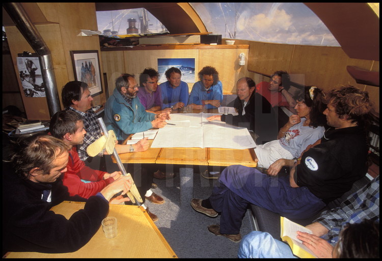 A bord du voilier Antarctica, le temps passe... Réunions à propos de la future ascension du volcan, préparation du matériel, lectures et repas rythment les journées.
